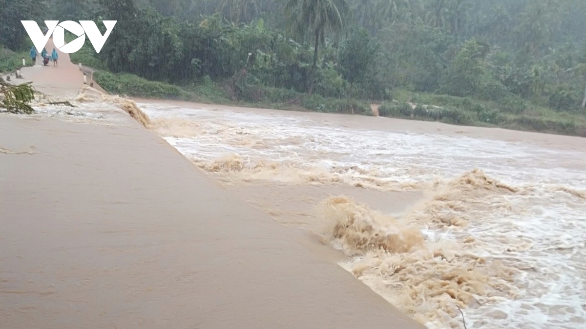 Quang Ngai and Binh Dinh provinces endure prolonged spell of rain
